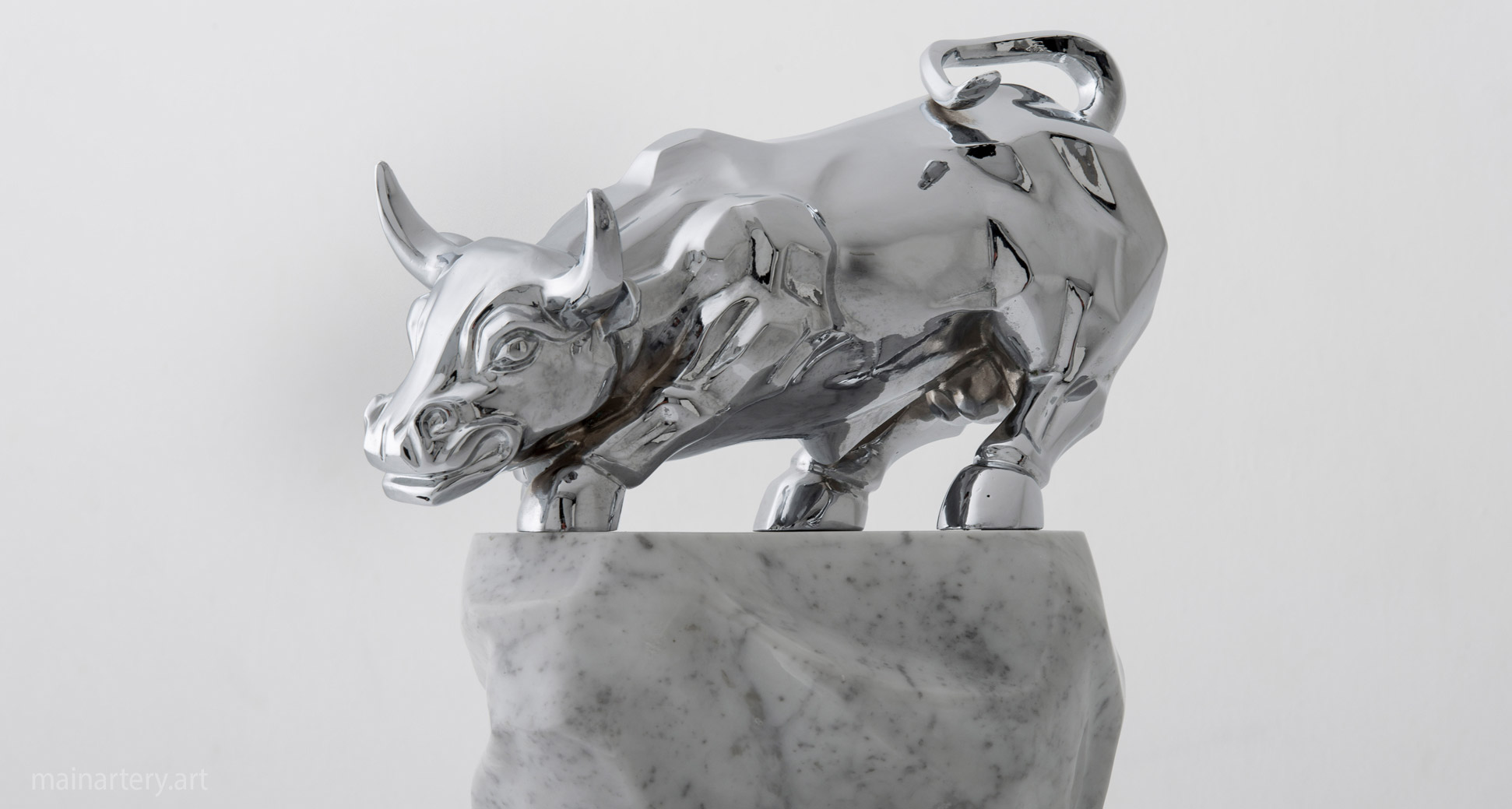 tabletop stainless bull sculpture image